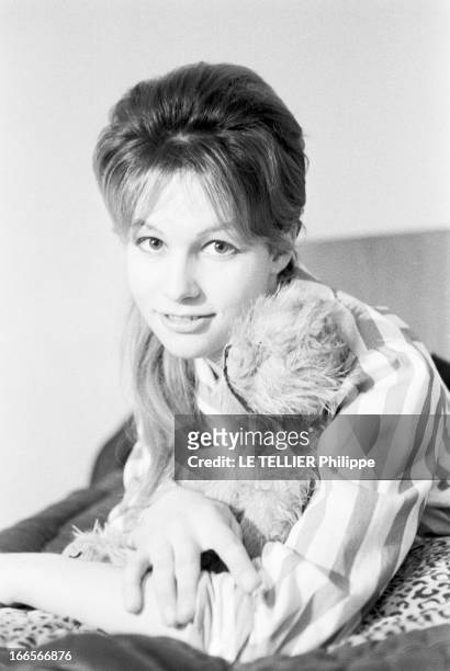 Close-Up Of Jeanne Valerie. Sèvres- 15 Février 1959- Dans l'appartement de ses parents, rue de Sèvres, Jeanne VALERIE, anciennement Micheline...