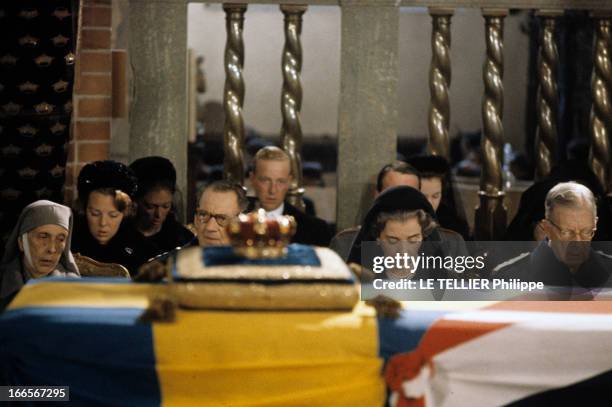 The Funeral Of Queen Louise Of Sweden On March 1965. Le roi GUSTAVE VI ADOLPHE de Suède, avec des lunettes, et des proches, se recueillant devant le...