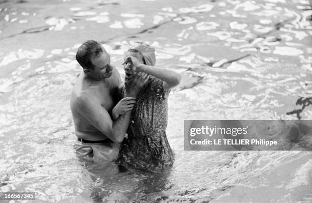 Witnesses Of Jehovah. En France, le 6 août 1955, dans une piscine, lors d'une assemblée des Témoins de Jéhovah, un homme dans un bassin baptisant une...