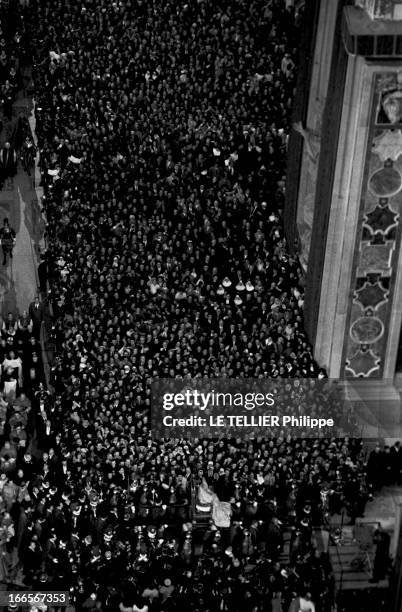 The Coronation Of Pope John Xxiii. Rome- 4 Novembre 1958- Au Vatican, lors du couronnement du Pape Jean XXIII, le nouveau pape fait son entrée dans...