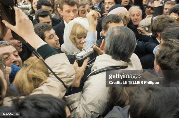 The Marriage Of Johnny Hallyday And Sylvie Vartan In Loconville. Loconville - 12 avril 1965 - Parmi la foule et les photographes, la chanteuse Sylvie...