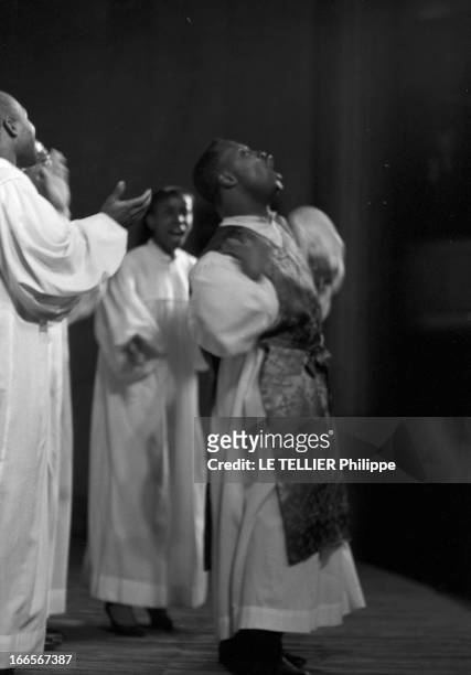 The Spiritual Negro Of 'Black Nativity'. Le 4 janvier 1963 une représentation du spectacle 'Black Nativity' au Théâtre des Champs-Élysées à Paris en...