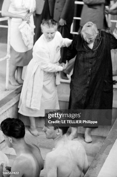 Witnesses Of Jehovah. En France, le 6 août 1955, dans l'enceinte d'une piscine, lors d'une assemblée des Témoins de Jéhovah à l'occasion de baptêmes...