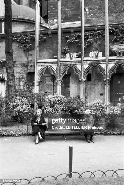 An American Writer In Paris. En France, à Paris, dans le quartier de Saint-Germain-des-près, le 19 mai 1957, une écrivaine américaine, une personne...