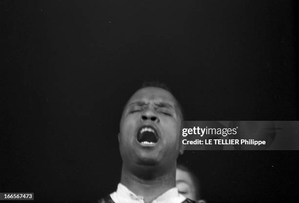 The Spiritual Negro Of 'Black Nativity'. Le 4 janvier 1963 une représentation du spectacle 'Black Nativity' au Théâtre des Champs-Élysées à Paris en...