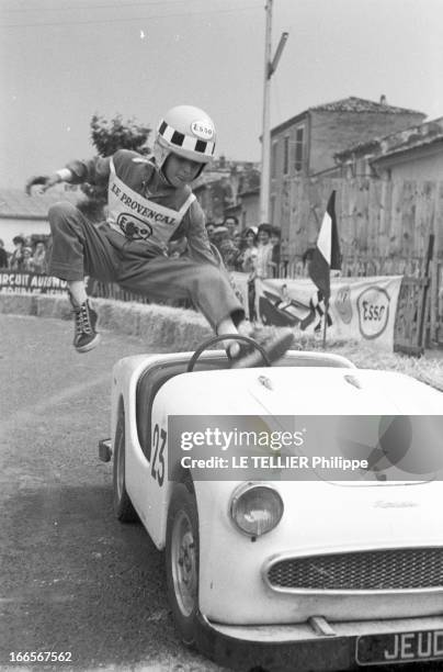 Esso Holds A Race Of Small Race Cars For Children. En Provence, le 6 juin1960, le pétrolier ESSO organise une course automobile pour les enfants : un...