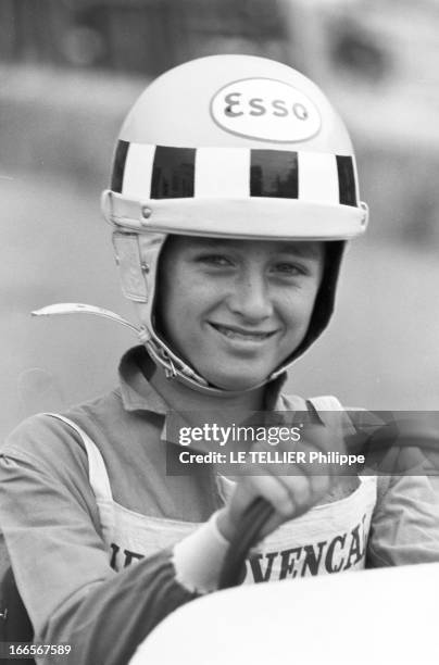 Esso Holds A Race Of Small Race Cars For Children. En Provence, le 6 juin1960, le pétrolier ESSO organise une course automobile pour les enfants :...