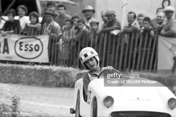 Esso Holds A Race Of Small Race Cars For Children. En Provence, le 6 juin1960, le pétrolier ESSO organise une course automobile pour les enfants :...