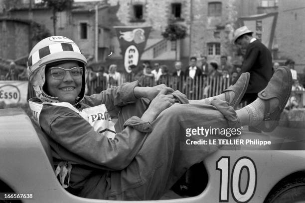 Esso Holds A Race Of Small Race Cars For Children. En Provence, le 6 juin1960, le pétrolier ESSO organise une course automobile pour les enfants :...
