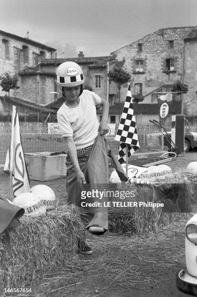Esso Holds A Race Of Small Race Cars For Children. En Provence, le 6 juin1960, le pétrolier ESSO organise une course automobile pour les enfants : un...