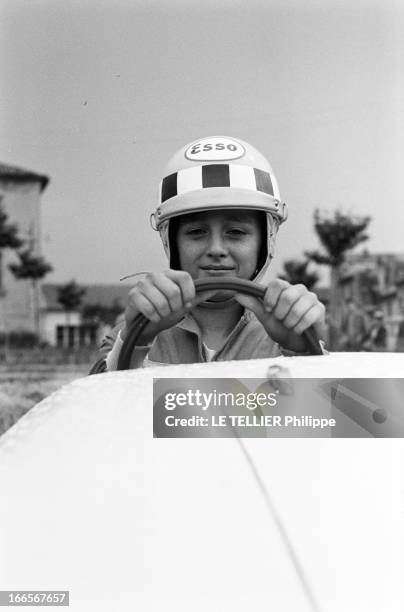 Esso Holds A Race Of Small Race Cars For Children. En Provence, le 6 juin1960, le pétrolier ESSO organise une course automobile pour les enfants :...