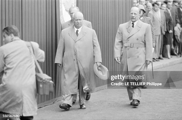 Official Visit Of Nikita Khrushchev To Berlin. En Allemagne de l'Est, à Berlin Est, Nikita KHROUCHTCHEV, avec un long manteau, tenant son chapeau à...