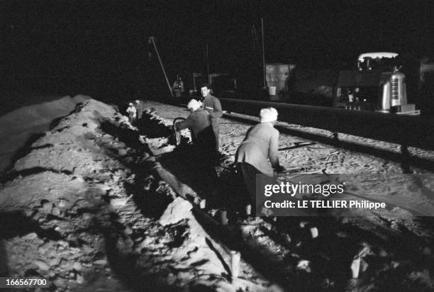 Construction Of Pipe Line. En 1958, dans le désert du Sahara, des d'ouvriers, travaillant de nuit avec des marteaux piqueurs près d'une section de...