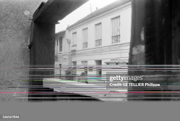 Arrest Of The National Liberation Front Staff In Paris. A Paris, reconstitution photographique de l'arrestation de l'état major du F.L.N par la...