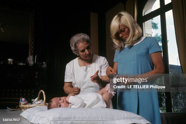 Sylvie Vartan, Future Mom. En mai 1966, Sylvie VARTAN, chez elle, au château de Gagny à Loconville dans l'Oise. Elle sera maman dans trois mois et...