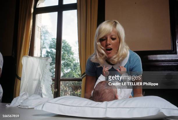 Sylvie Vartan, Future Mom. En mai 1966, Sylvie VARTAN, chez elle, au château de Gagny à Loconville dans l'Oise. Elle sera maman dans trois mois et...