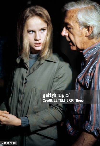 Shooting Of The Film 'Une Femme Douce' By Robert Bresson With Dominique Sanda. En novembre 1968, sur le plateau, Robert BRESSON, de profil,...