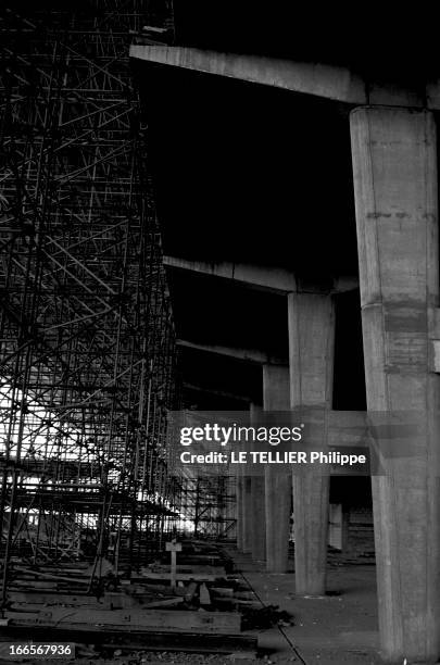 Construction Of The Center For New Technologies And Industries Of Defence. En France, à Paris, dans le quartier de La Défense, le 10 septembre 1958,...