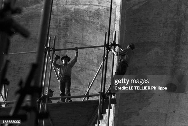 Construction Of The Center For New Technologies And Industries Of Defence. En France, à Paris, dans le quartier de La Défense, le 10 septembre 1958,...