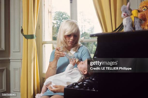 Sylvie Vartan, Future Mom. En mai 1966, Sylvie VARTAN, chez elle, au château de Gagny à Loconville dans l'Oise. Elle sera maman dans trois mois et...