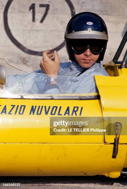 The Son Of Alberto Ascari In Monza. En Italie, sur la circuit de Monza, le 3 mai 1966, le FILS d'Alberto ASCARI, pilote, portant une combinaison,...