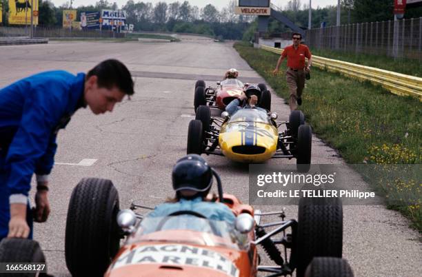 The Son Of Alberto Ascari In Monza. En Italie, sur la circuit de Monza, le 3 mai 1966, le FILS d'Alberto ASCARI, pilote, portant une combinaison,...