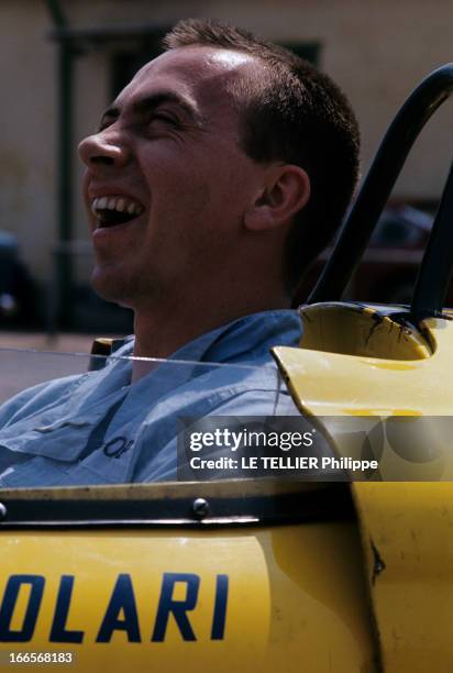 The Son Of Alberto Ascari In Monza. En Italie, sur la circuit de Monza, le 3 mai 1966, le FILS d'Alberto ASCARI, pilote, portant une combinaison,...