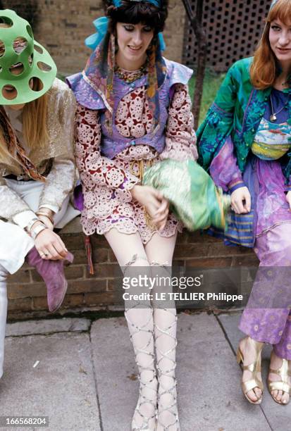 Jane Birkin And John Crittle In London. En Angleterre, à Londres, en octobre 1967, des mannequins posent habillés à la mode hippie, une filles...