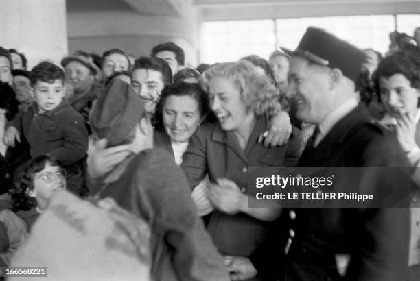 'Les Rappeles' Of The French Forces. 1956, le 23 octobre, portrait de soldats rappelés de la guerre d'Algérie. Les retrouvailles avec les familles :...