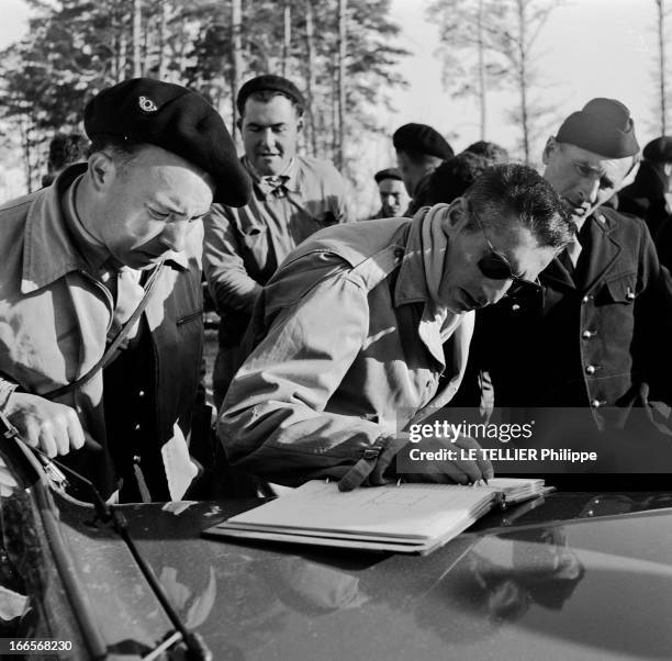 Capture Of Does And Deers In Forest Of Chambord. Dans la forêt de Chambord, le 21 mars 1957, lors d'une opération de capture au filet de biches et de...