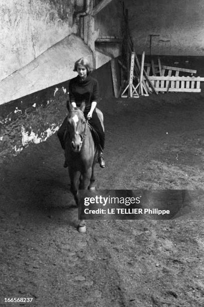 Brigitte Bardot And Sister Mijanou Bardot. Le 3 avril 1958, dans un manège, portrait de Mijanou BARDOT, qui va devenir actrice dans le film...