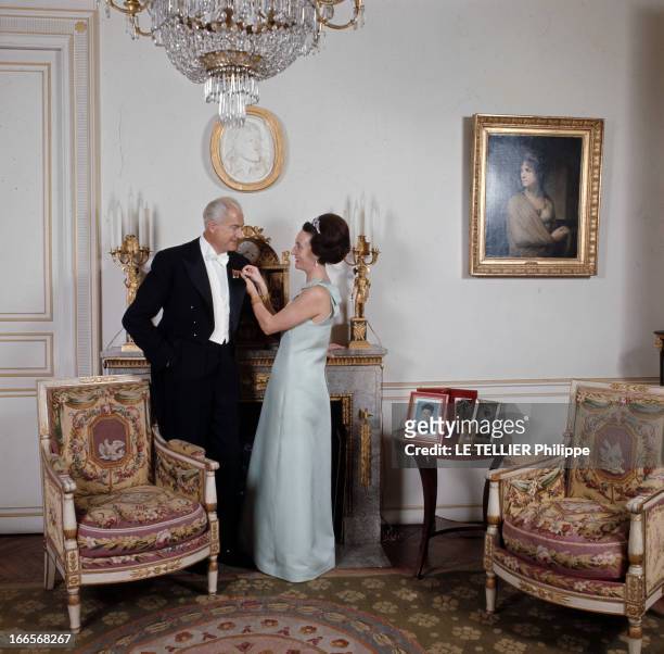 Rendezvous With Prince Louis Napoleon. En avril 1968, le prince LOUIS NAPOLEON, en redingote avec un noeud papillon, dans son salon en compagnie de...