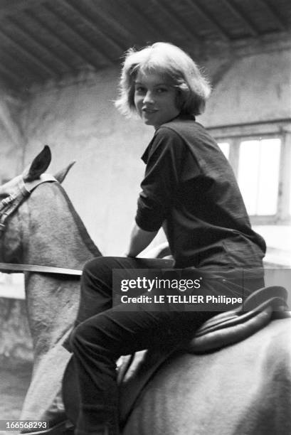 Brigitte Bardot And Sister Mijanou Bardot. Le 3 avril 1958, dans un manège, portrait de Mijanou BARDOT, qui va devenir actrice dans le film...