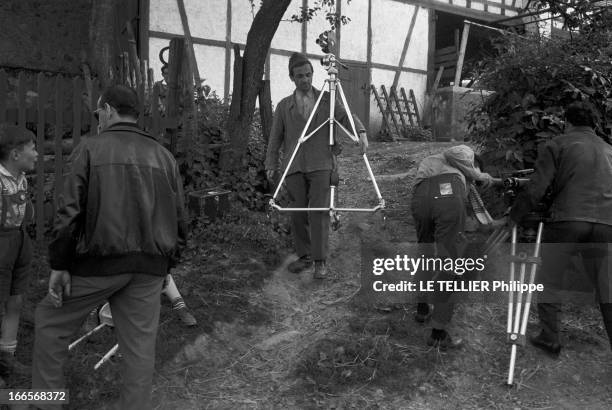 Film 'Le Passage Du Rhin' By Andre Cayatte. En Allemagne, sur le tournage du film 'Le passage du Rhin', réalisé par André CAYATTE, Charles AZNAVOUR,...