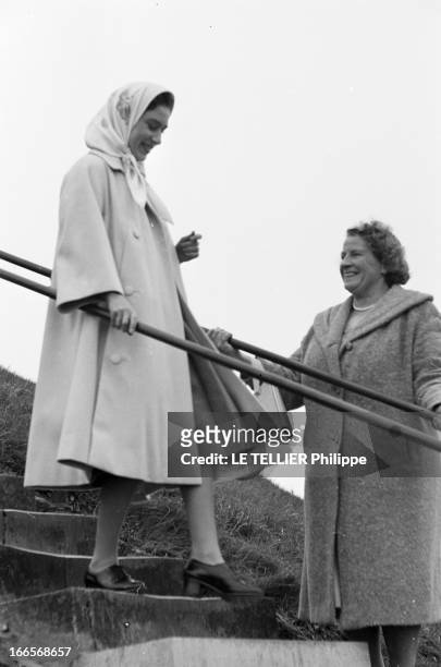 Official Visit Of Princess Margaret Of Great Britain To Belgium. En Belgique, la princesse Margaret DE GRANDE BRETAGNE, avec un foulard sur la tête,...
