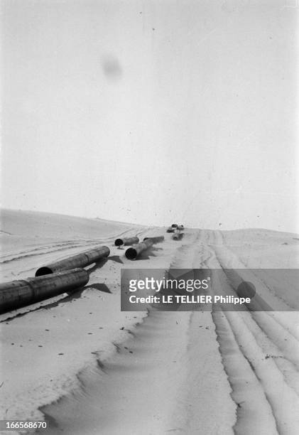 Construction Of Pipe Line. En 1958, dans le désert du Sahara, des tronçons de canalisations posés sur la trajectoire du pipeline mis en place pour...