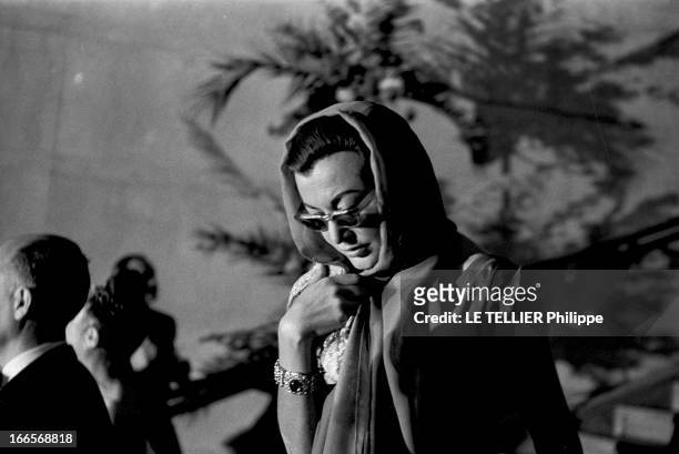 Gala 'Nuit Des 1001'. Paris- 5 octobre 1958- Lors du gala de la 'Nuit des 1001': Portrait d'une une femme portant des lunettes de soleil, un châle...
