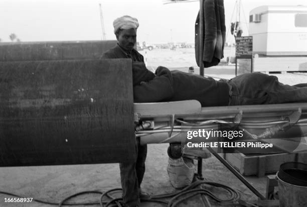 Construction Of Pipe Line. En 1958, dans le désert du Sahara, sur le chantier du pipeline construit pour acheminer le pétrole des gisements de la...