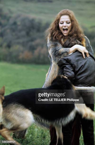 Claudia Cardinale And Son Patrick At Home In Italy. Claudia CARDINALE, en manteau de fourrure et son fils Patrick, jouant avec un chien berger...