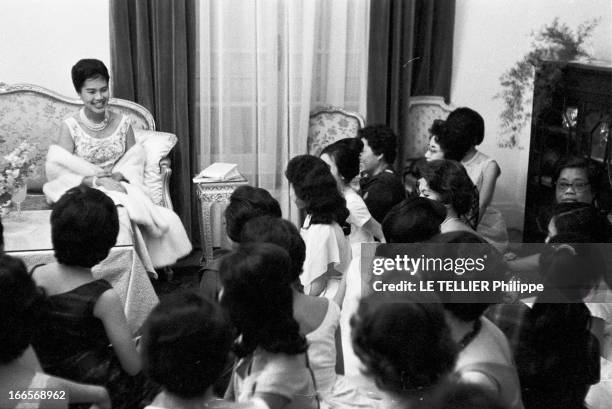 King Bhumibol And Queen Sirikit Of Thailand Official Travel In France. Paris, le 22 octobre 1960, la visite officielle du roi Bhumibol de Thailande...