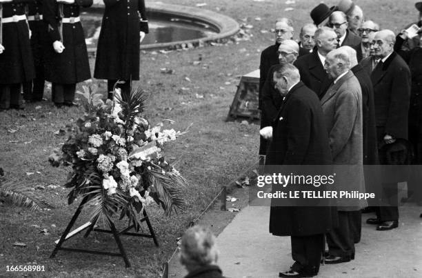 Parade Of November 11Th, 1958. A Paris, avenue des champs Elysées, le président René COTY, entouré d'officiels, se recueillant devant une gerbe de...