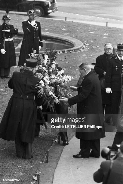 Parade Of November 11Th, 1958. A Paris, avenue des champs Elysées, le président René COTY, entouré d'officiels, se recueillant devant une gerbe de...