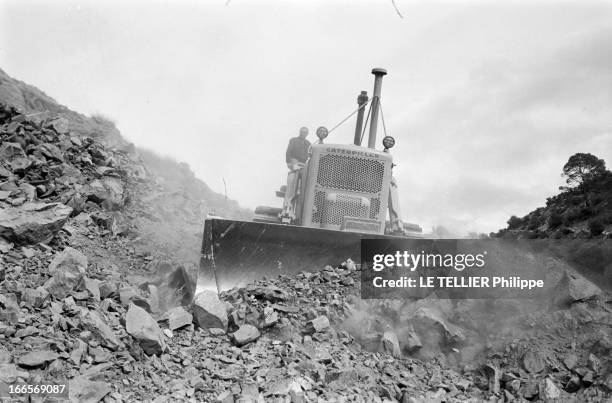 Construction Of Pipe Line. En 1958, dans le désert du Sahara, un ouvrier manoeuvrant une pelleteuse pour dégager le tracé du pipeline construit pour...