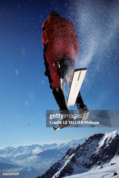 The Snow Bicycle. En Suisse, à Crans-Montana, en février 1967, sur une piste de ski, un moniteurs suisse faisant une démonstration de ski-bob, une...