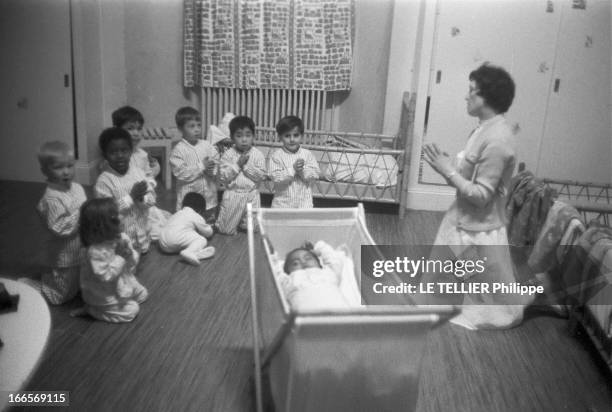 Josephine Baker Adopts A Tenth Child. Castelnaud-la-Chapelle - 28 avril 1959 - Dans une chambre du château des Milandes, les enfants de Joséphine...