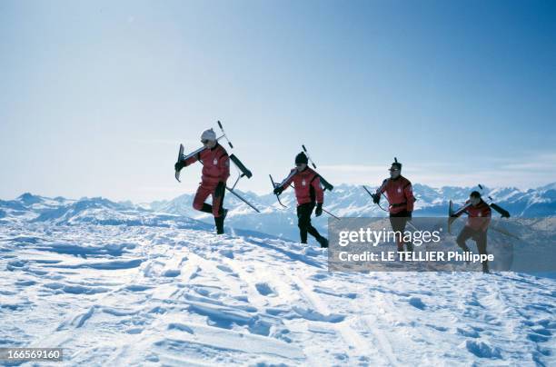 The Snow Bicycle. En Suisse, à Crans-Montana, en février 1967, sur une piste de ski, des moniteurs suisses faisant une démonstration de ski-bob, une...