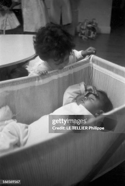 Josephine Baker Adopts A Tenth Child. Castelnaud-la-Chapelle - 28 avril 1959 - Dans une chambre du château des Milandes, un des enfants adoptés par...