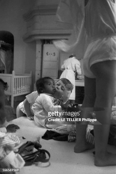 Josephine Baker Adopts A Tenth Child. Castelnaud-la-Chapelle - 28 avril 1959 - Dans une chambre du château des Milandes, un des enfants adoptés par...