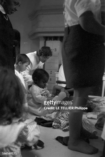 Josephine Baker Adopts A Tenth Child. Castelnaud-la-Chapelle - 28 avril 1959 - Dans une chambre du château des Milandes, Joséphine BAKER à gauche,...