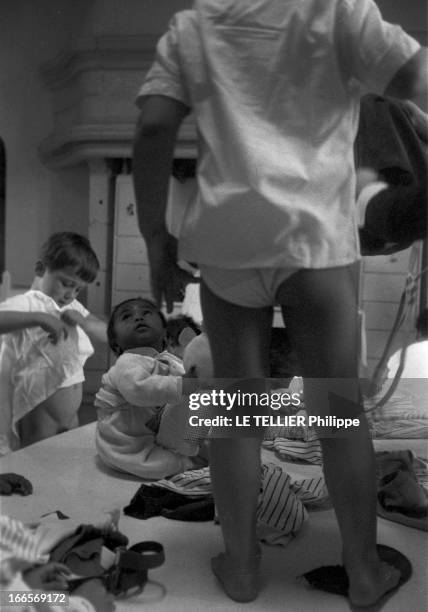 Josephine Baker Adopts A Tenth Child. Castelnaud-la-Chapelle - 28 avril 1959 - Dans une chambre du château des Milandes, Mara assis au centre, 10e...